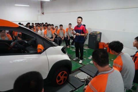 # 如何用AI抢占附近新能源汽修高压电安全培训生源：汽修人的3步破局指南